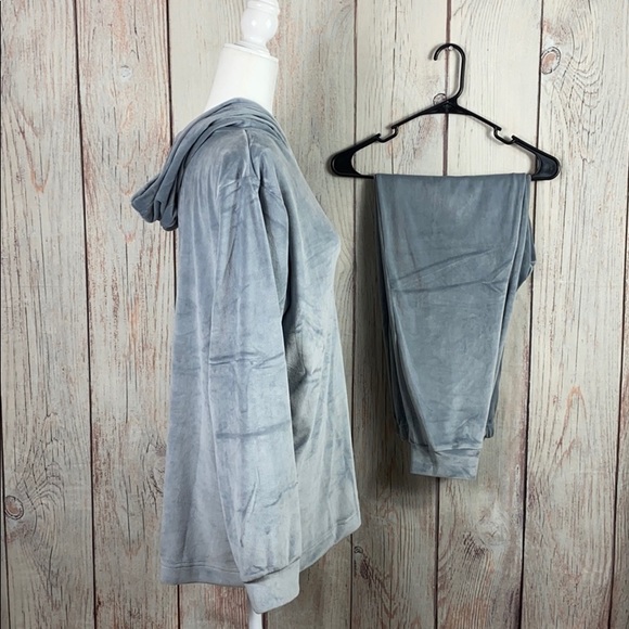 Velour pajamas set now only $5! - Picture 5 of 6